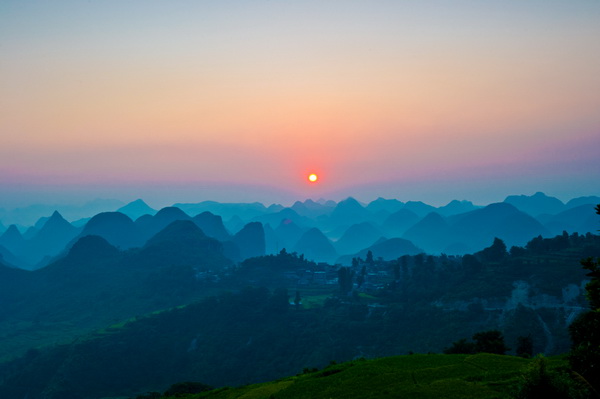入選獎(jiǎng) 李鑒泉 瑤寨日出.jpg