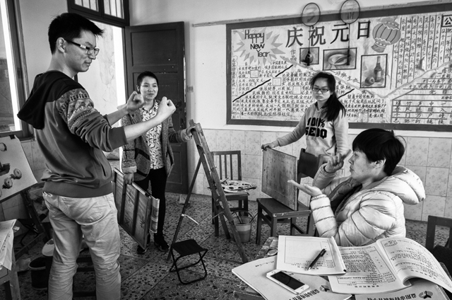 漆鄂華 《三個聾啞孩子的高考夢》 中國湖南.jpg