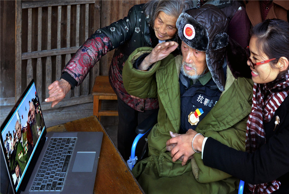 聾人相機類《神圣的軍禮》陳明雄